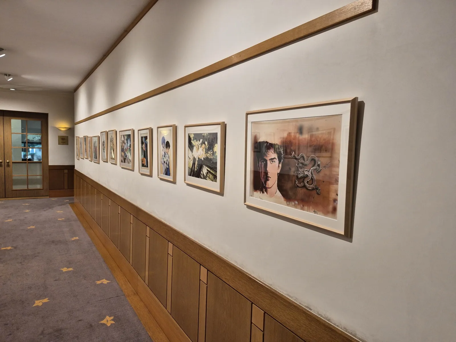 額装された漫画作品が並ぶ展示通路